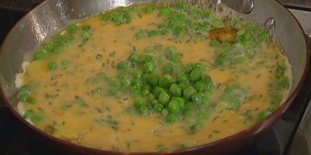 омлет с зеленым горошком, картофелем и сыром