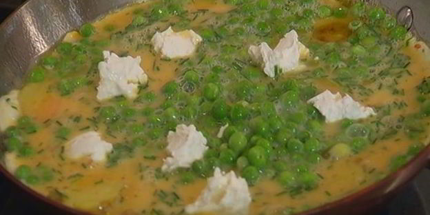 омлет с зеленым горошком, картофелем и сыром