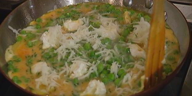 омлет с зеленым горошком, картофелем и сыром