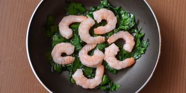 омлет со шпинатом и креветками