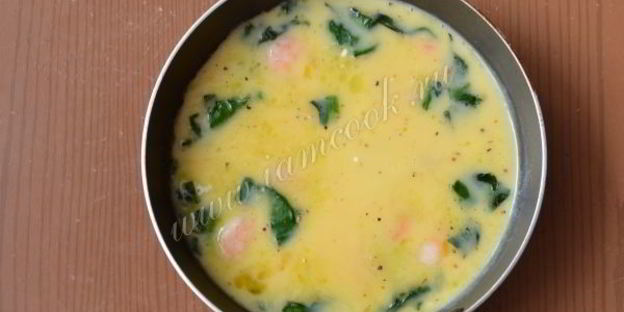 омлет со шпинатом и креветками