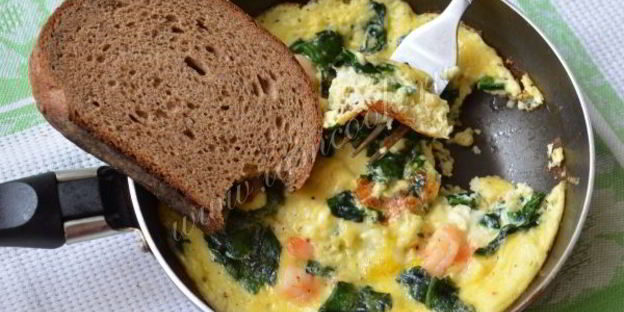 омлет со шпинатом и креветками