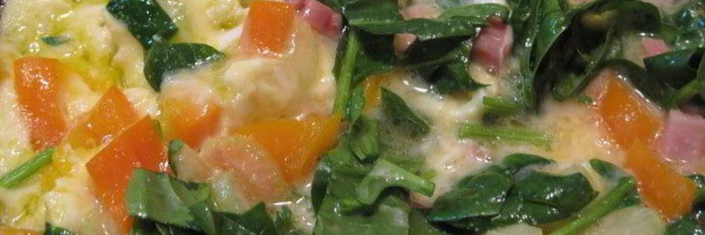 Омлет со шпинатом, окороком и овощами