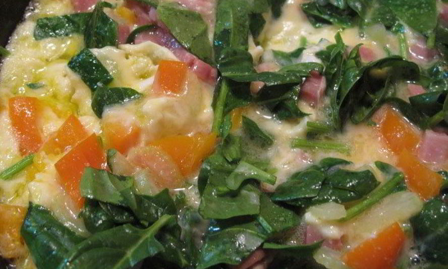 Рецепт омлета со шпинатом, окороком и овощами