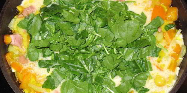 омлет со шпинатом, окороком и овощами