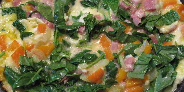 омлет со шпинатом, окороком и овощами