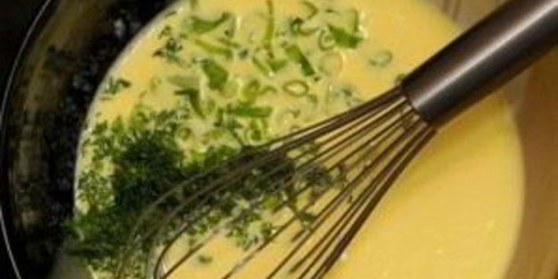 омлет со сметаной и сыром