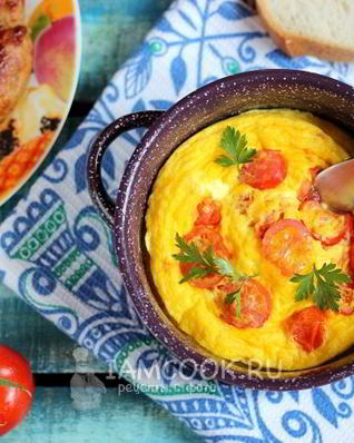 Омлет в микроволновке с помидорами и сыром