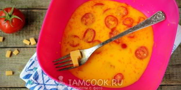 омлет в микроволновке с помидорами и сыром