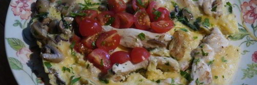 Простой омлет с курицей и шампиньонами