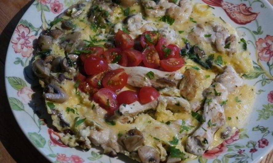 Рецепт простого омлета с курицей и шампиньонами