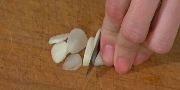 простой омлет с курицей и шампиньонами