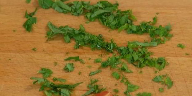 простой омлет с курицей и шампиньонами