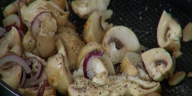 простой омлет с курицей и шампиньонами