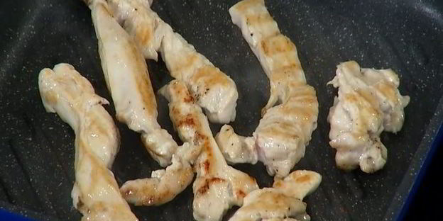 простой омлет с курицей и шампиньонами