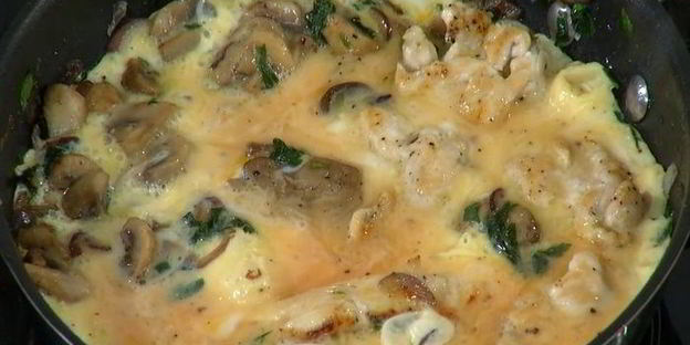 простой омлет с курицей и шампиньонами