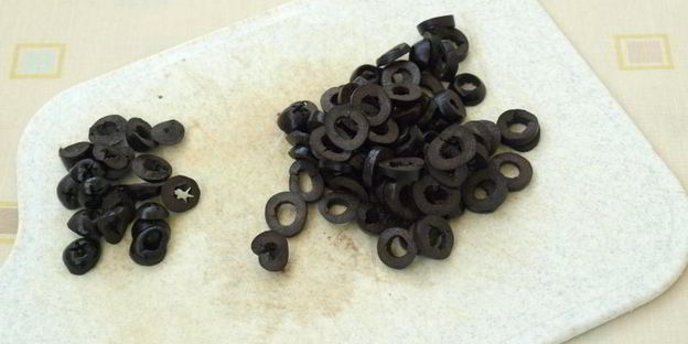 рулет-омлет с маслинами в духовке