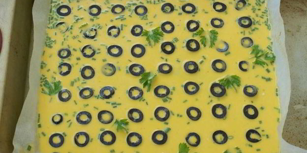 рулет-омлет с маслинами в духовке