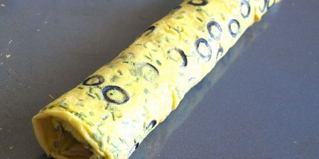 рулет-омлет с маслинами в духовке