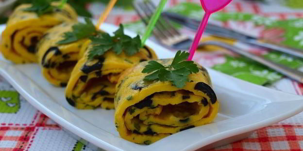 рулет-омлет с маслинами в духовке