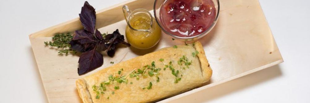 Деревенский паштет с маринованным виноградом и персиками