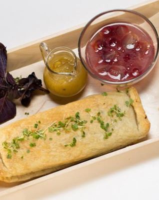 Деревенский паштет с маринованным виноградом и персиками