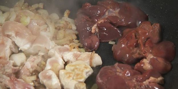 деревенский паштет с маринованным виноградом и персиками