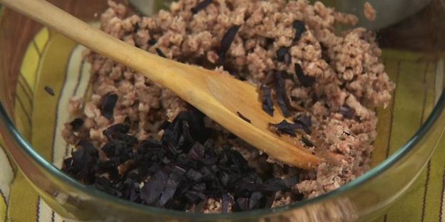 деревенский паштет с маринованным виноградом и персиками