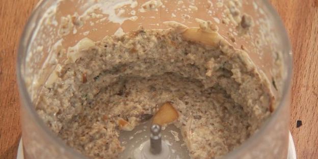 деревенский паштет с маринованным виноградом и персиками