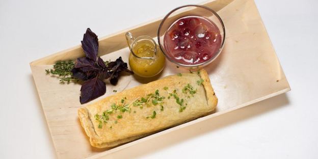 деревенский паштет с маринованным виноградом и персиками