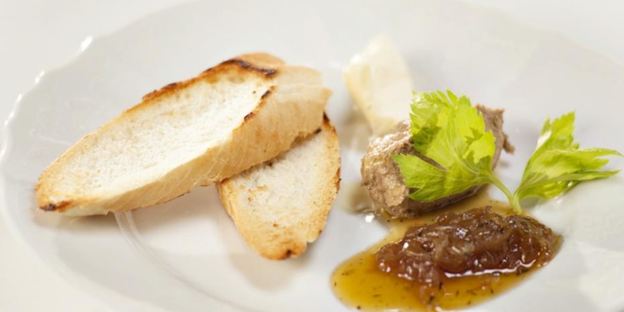 паштет из куриной печенки с луковым конфитюром