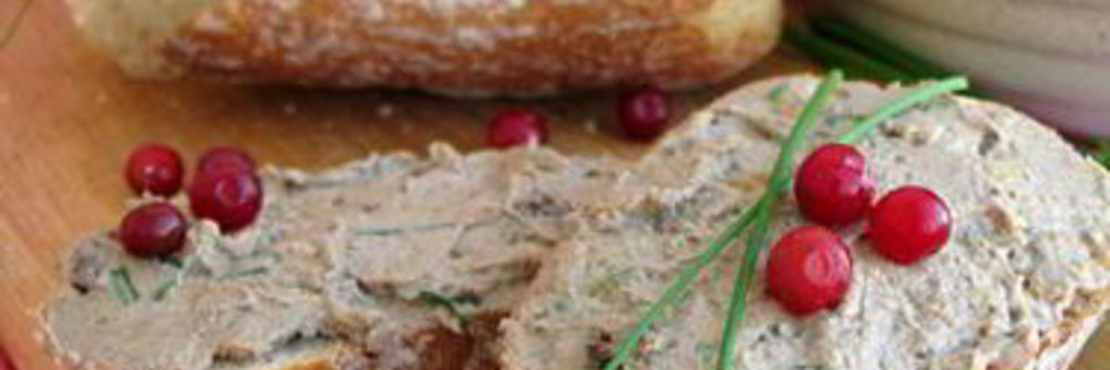 Праздничный паштет из печени курицы с коньяком и изюмом