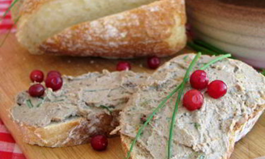 Рецепт праздничного паштета из печени курицы с коньяком и изюмом