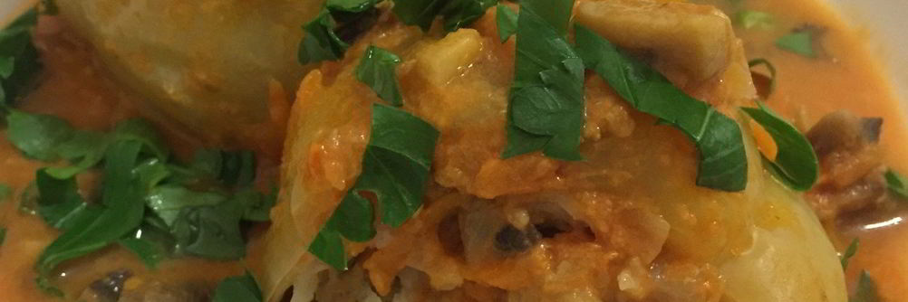 Перцы фаршированные мясом с шампиньонами в томатном соусе