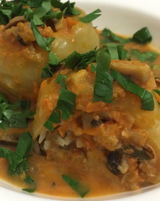 Перцы фаршированные мясом с шампиньонами в томатном соусе