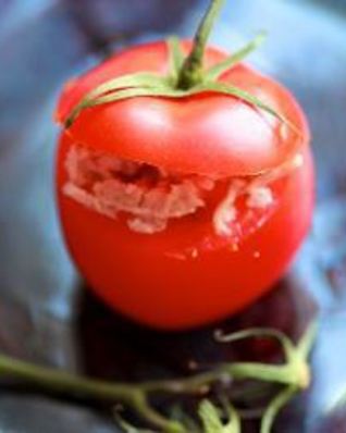 Помидоры фаршированные консервированным лососем