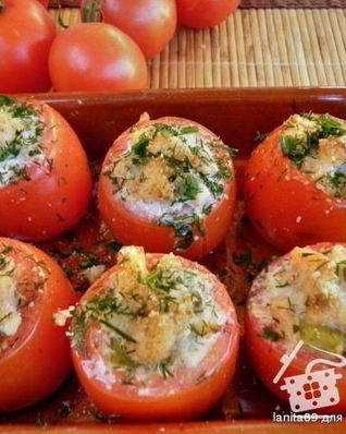 Помидоры фаршированные красной рыбой и каперсами