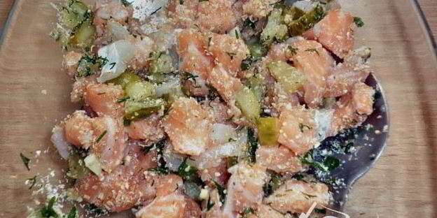 помидоры фаршированные красной рыбой и каперсами