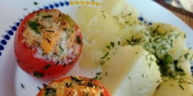 помидоры фаршированные красной рыбой и каперсами