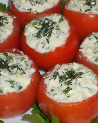 Помидоры, фаршированные яйцом и луком