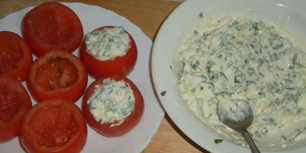 помидоры, фаршированные яйцом и луком