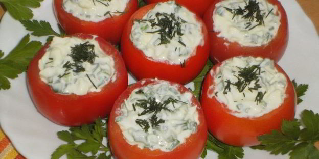 помидоры, фаршированные яйцом и луком