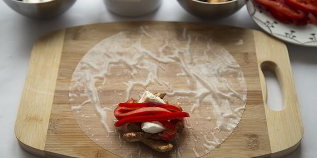 спринг-роллы с курицей