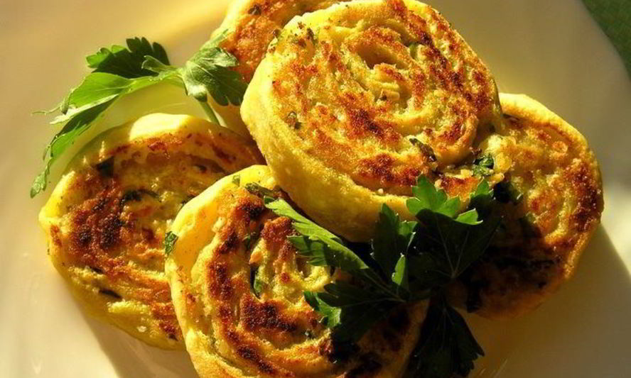 Рецепт алу патры — индийских картофельных рулетиков