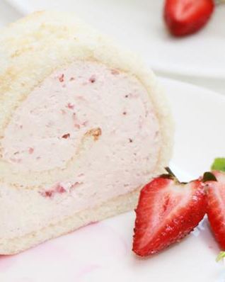 Бисквитный рулет с клубникой