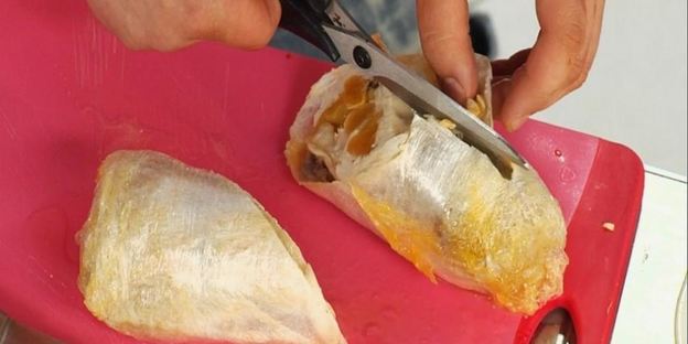 куриный рулет с курагой и тимьяном