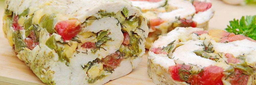 Куриный рулет с сыром и томатами