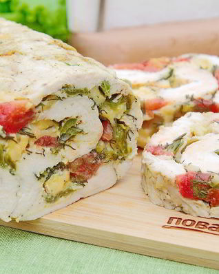 Куриный рулет с сыром и томатами
