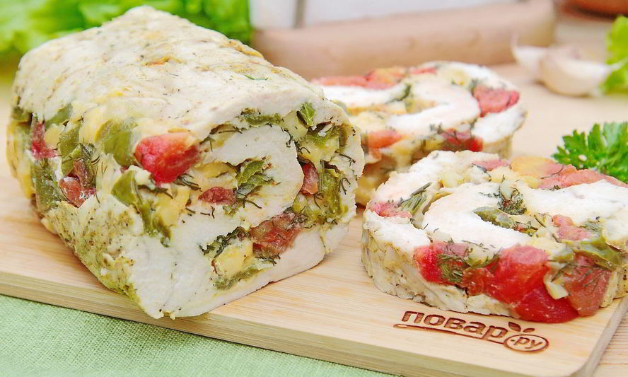 Рецепт куриного рулета с сыром и томатами