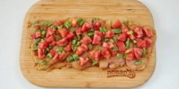 куриный рулет с сыром и томатами